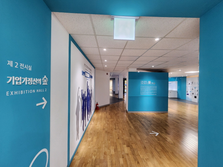 K-기업가정신의 숲을 주제로 해서 한국경제 120년 역사, 글로벌 기업의 비결, 차세대 기업가정신을 다루고 있다.