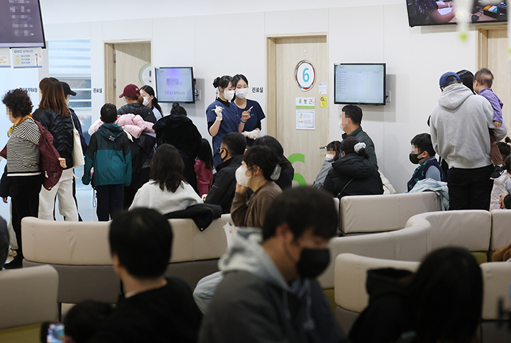 독감이 유행 중인 11일 성북구 우리아이들병원 진료실이 진료를 받기 위해 기다리는 어린이들로 붐비고 있다. 2025.11.11 (사진=저작권자(c) 연합뉴스, 무단 전재-재배포 금지)