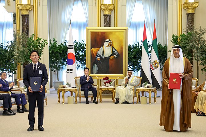 배경훈 부총리 겸 과학기술정보통신부 장관과 아랍에미리트(UAE) 칼둔 아부다비 행정청장이 18일(현지시간) 아부다비 대통령궁에서 이재명 대통령과 무함마드 빈 자이드 알 나흐얀 UAE 대통령이 참석한 가운데 전략적 AI 협력 프레임워크 MOU를 체결한 뒤 기념촬영을 하고 있다.(사진=저작권자(c) 연합뉴스, 무단 전재-재배포 금지)