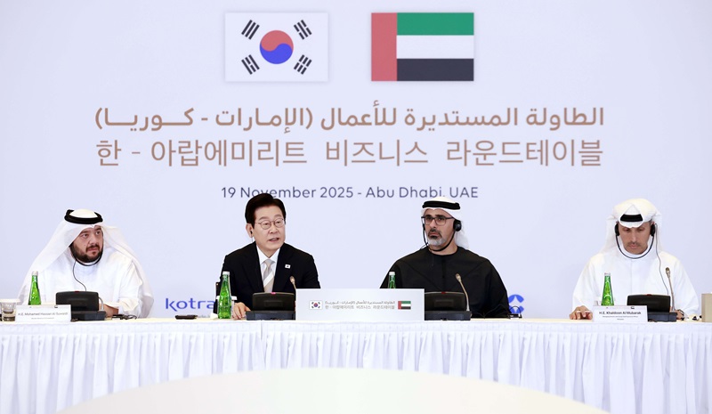 아랍에미리트(UAE)를 국빈 방문 중인 이재명 대통령이 19일(현지시간) 아부다비의 한 호텔에서 열린 한-UAE 비즈니스 라운드테이블에서 발언하고 있다. 왼쪽부터 정의선 알 스와이디 투자부 장관, 이재명 대통령, 칼리드 왕세자, 칼둔 칼리파 알 무바라크 무바달라 CEO. 2025.11.19(사진=저작권자(c) 연합뉴스, 무단 전재-재배포 금지)