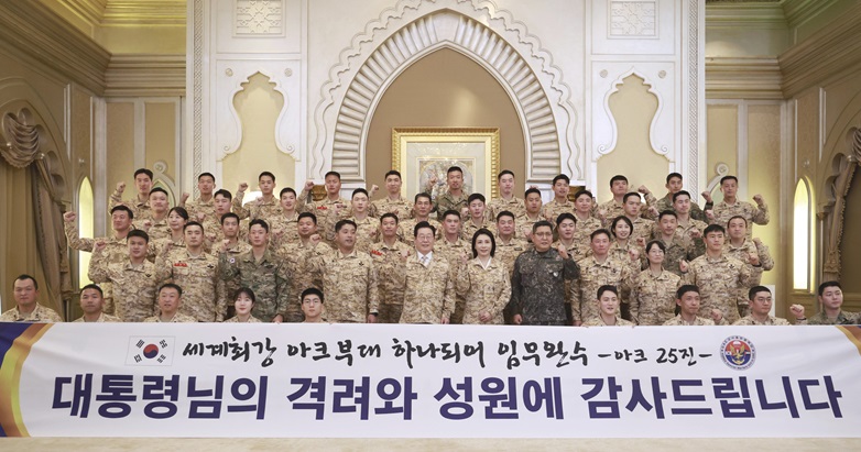 아랍에미리트(UAE)를 국빈 방문 중인 이재명 대통령이 19일 아부다비의 한 호텔에서 아크부대 장병들을 격려한 뒤 기념촬영을 하고 있다. 2025.11.19(사진=저작권자(c) 연합뉴스, 무단 전재-재배포 금지)