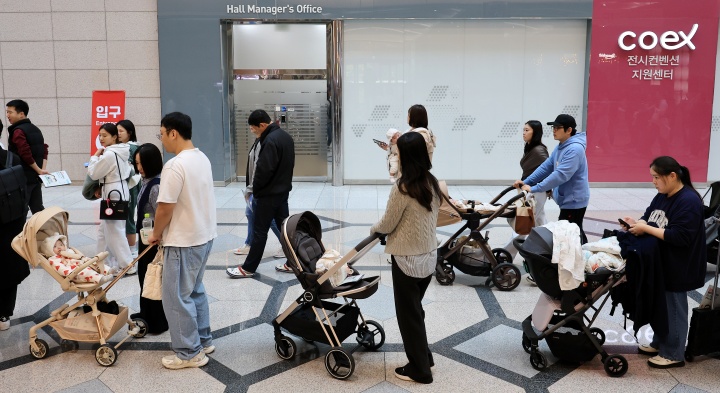 서울 강남구 코엑스에서 열린 '코베 베이비페어'를 찾은 관람객들이 입장줄을 서고 있다. 2025.11.6. (ⓒ뉴스1, 무단 전재-재배포 금지)