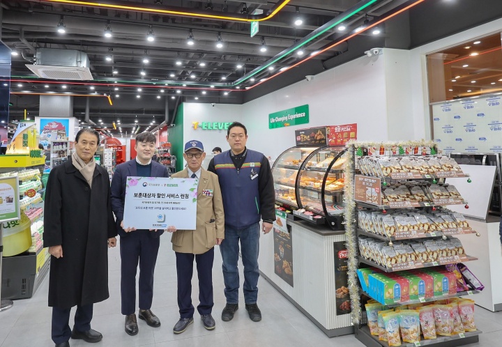 권오을 국가보훈부 장관이 19일 오후 서울시 중구 퇴계로에 위치한 모두의 보훈 마켓 1호 참여업체인 세븐일레븐의 할인 서비스 개시를 직접 현장방문하여 국가유공자와 점주와 함께 기념촬영을 하고 있다. (국가보훈부 제공. 재판매 및 DB 금지) 2025.11.19. (ⓒ뉴스1, 무단 전재-재배포 금지)