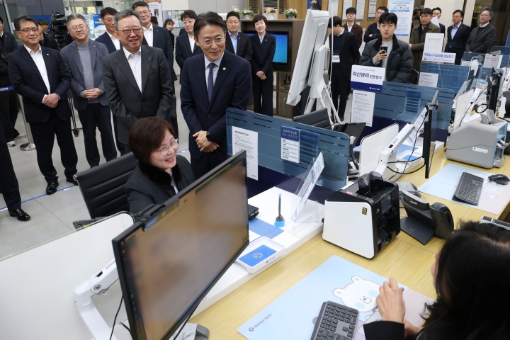권대영 금융위원회 부위원장이 19일 오전 서울 중구 신한은행 광교영엉부 영업점을 찾아 한 고객의 오프라인 오픈뱅킹·마이데이터 서비스를 이용 모습을 바라보고 있다.(ⓒ뉴스1, 무단 전재-재배포 금지)