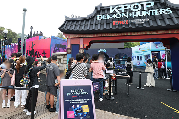 경기 용인시 처인구 에버랜드 '케이팝 데몬 헌터스' 테마존에서 관람객들이 입장을 기다리고 있다. 2025.9.30 (ⓒ뉴스1, 무단 전재-재배포 금지)