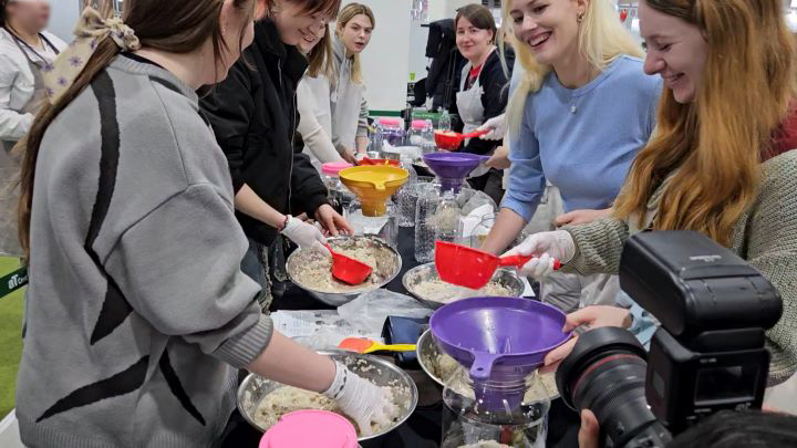전통주 빚기 체험에 참여한 외국인 참가자들.
