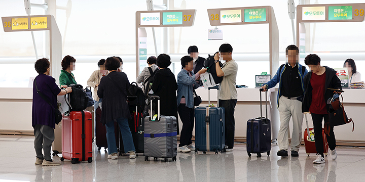 인천국제공항 제1터미널 출국장에서 여행객들이 여행사 부스를 이용하고 있다. 2023.6.21 (사진=저작권자(c) 연합뉴스, 무단 전재-재배포 금지)