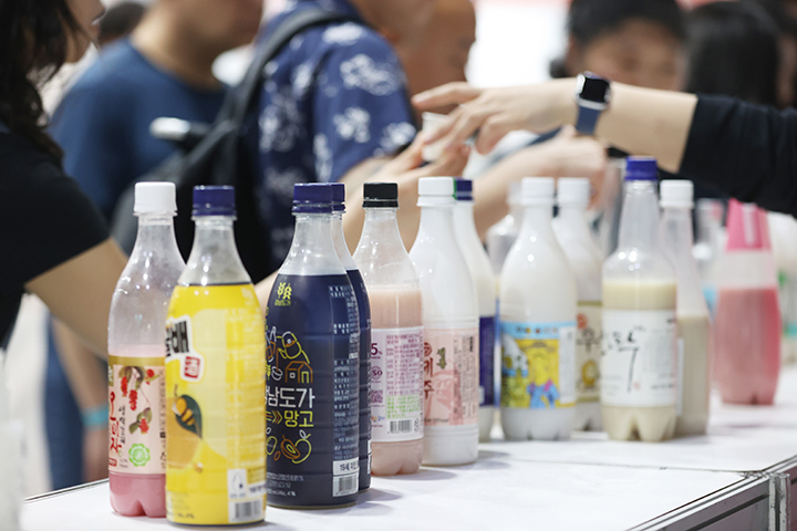 서울 서초구 aT센터에서 열린 '2025 대한민국 막걸리 엑스포'에서 참관객들이 시음용 막걸리를 받고 있다. 사진은 기사 내용과 무관함 2025.5.23 (사진=저작권자(c) 연합뉴스, 무단 전재-재배포 금지)