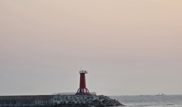해 뜨기 직전 강릉 바닷가의 경치를 담은 사진. (출처=본인 촬영)