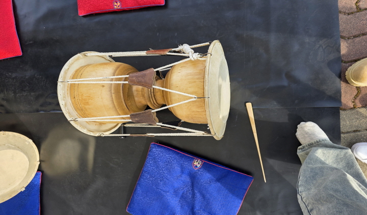 농악 체험 전 기자가 체험한 장구를 찍은 사진. (출처=본인 촬영)