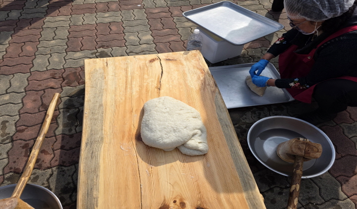 떡메치기 체험을 할 수 있는 부스 사진. 떡이 완성되면 콩고물을 묻혀주셔서 따끈따끈하고 말랑한 인절미를 먹을 수 있다. (출처=본인 촬영)