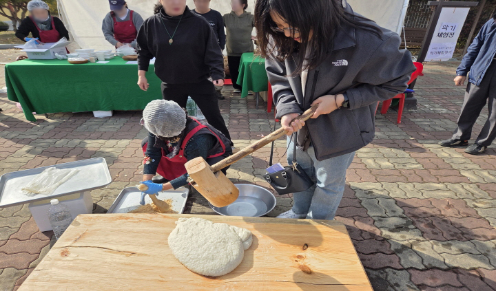 굉장히 서투른 솜씨로 떡메를 쳐보려는 기자였으나, 정말 무거워서 결국 내려놓을 수밖에 없었던 안타까운 모습이 담긴 사진. 덕분에 모두에게 웃음을 안겨주었다. (출처=본인 촬영)