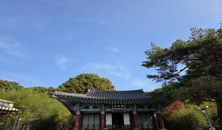 청명한 가을하늘이 반기는 오죽헌의 사진. (출처=본인 촬영)