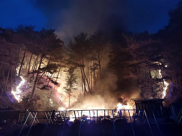 20일 오후 강원 인제 기린면 현리 인근 야산에서 산불이 발생해 산림·소방 당국 등이 진화 작업을 하고 있다. (사진=산림청)