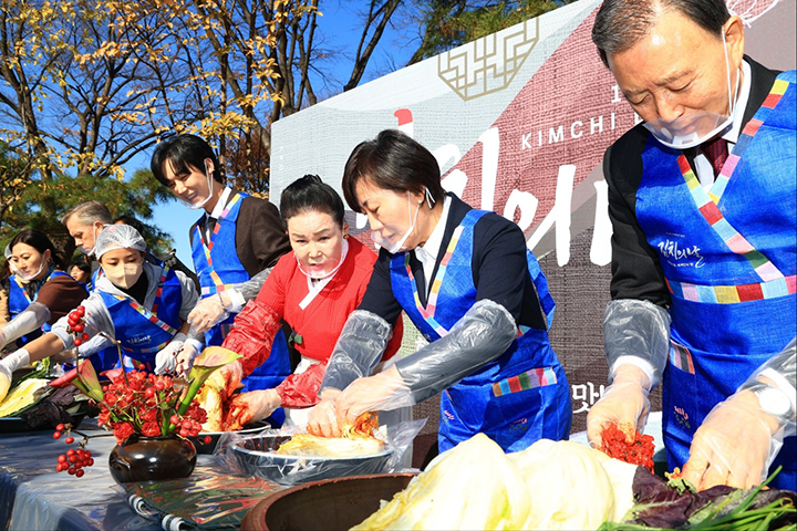 21일 서울 종로구 국립민속박물관에서 송미령 농식품부 장관과 참석자들이 김장 재현에 참여하고 있다. (사진=농림축산식품부)