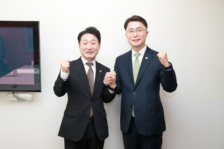 류제명 과학기술정보통신부 제2차관(오른쪽)과 이호현 기후에너지환경부 제2차관이 21일 오후 서울 중구 달개비에서 열린 '과기정통부-기후부 정책간담회' 에서 협력을 다짐하고 있다.(사진=과기정통부 제공)