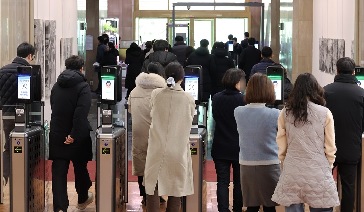 점심 식사를 마친 공무원 등이 지난 2월 10일 서울 종로구 정부서울청사로 들어서고 있다. 사진은 기사 내용과 무관함.(사진=저작권자(c) 연합뉴스, 무단 전재-재배포 금지)