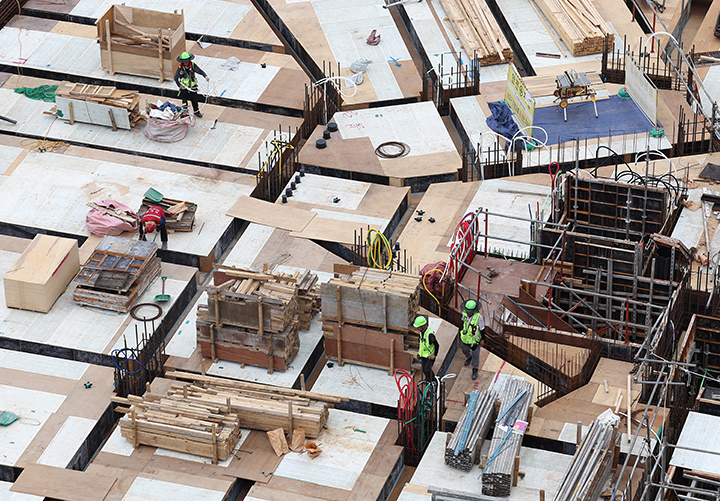 서울 시내 한 건설 현장에서 작업자들이 작업을 하고 있다. 사진은 기사 내용과 무관함. 2025.7.29 (사진=저작권자(c) 연합뉴스, 무단 전재-재배포 금지)