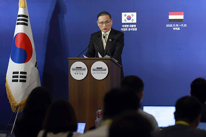 위성락 국가안보실장이 20일(현지시간) 이집트 카이로 한 호텔의 한국프레스센터에서 이재명 대통령과 압델 파타 알시시 이집트 대통령의 정상회담에 대한 브리핑을 하고 있다. 2025.11.21