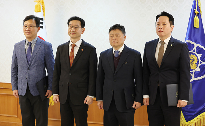 윤창렬 국무조정실장이 21일 정부서울청사에서 열린 '헌법존중 정부혁신 TF' 자문위원 위촉식을 마친 뒤 위원들과 기념 촬영을 하고 있다 왼쪽부터 윤태범 전 방통대 행정학과 교수, 윤창렬 국무조정실장, 김정민 법무법인 열린사람들 대표변호사, 임태훈 군인권센터 소장. 2025.11.21 (사진=저작권자(c) 연합뉴스, 무단 전재-재배포 금지)