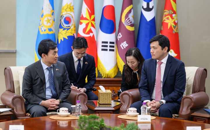 안규백 국방장관(왼쪽)이 케빈 킴 주한미국대사대리를 접견하고 있다.(사진=국방부 제공)
