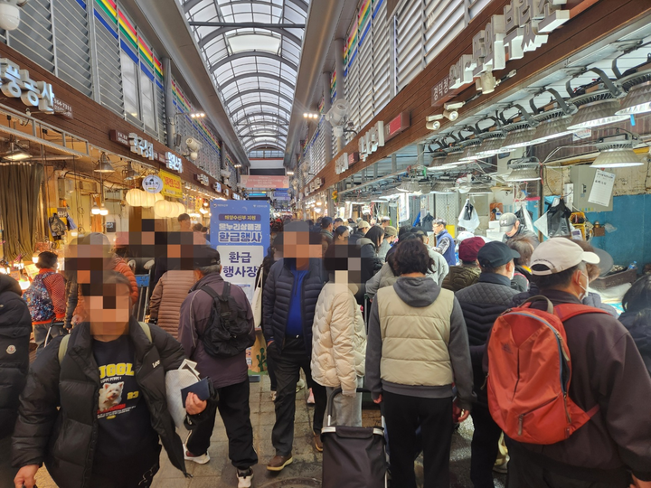 수산물 코너에 많은 인파가 몰려 있다.