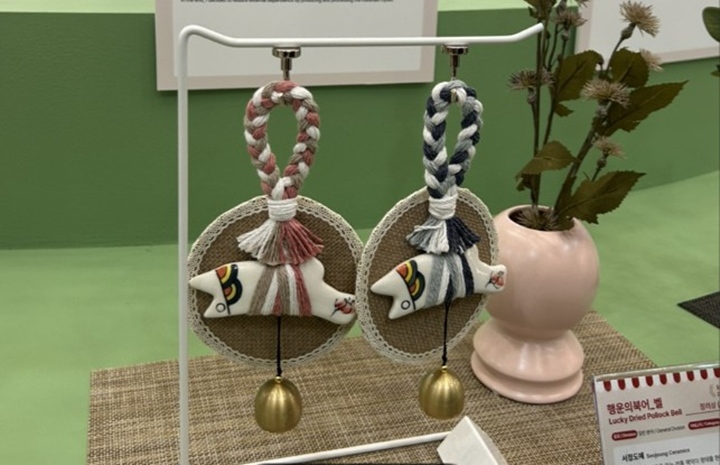 전통 액막이 명태를 현대적으로 재해석한 '행운의 북어_벨'.