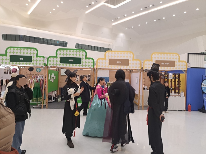 전시장 곳곳에 '사자보이즈'가 경품 추첨권을 무작위 배포하고 있다.