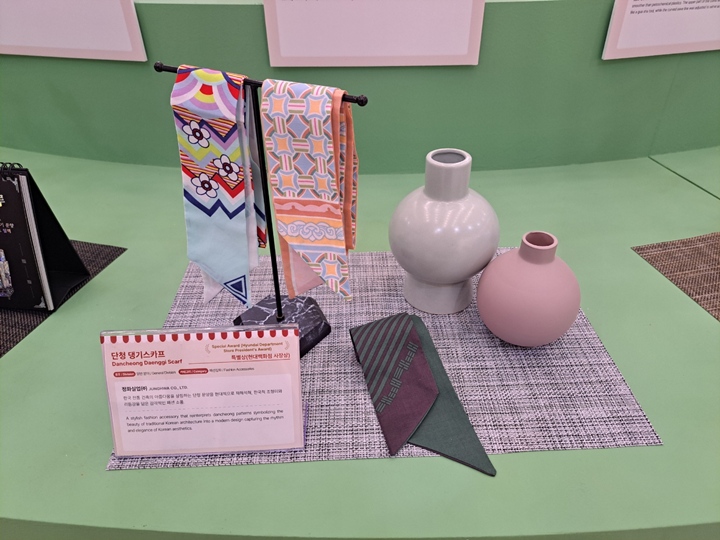 단청의 무늬를 활용한 댕기스카프.