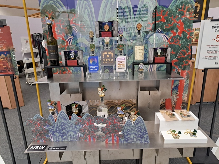 일월오봉도와 함께 놓인 조선왕실 와인마개.