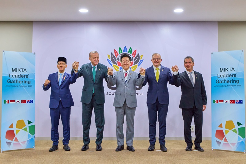 이재명 대통령이 22일(현지시간) 주요 20개국(G20) 정상회의가 열리는 남아프리카공화국 나스렉 엑스포센터에서 열린 한-믹타 정상회동에서 기념촬영을 하고 있다. 왼쪽부터 기브란 라카부밍 라카 인도네시아 부통령, 레제프 타이이프 에르도안 튀르키예 대통령, 이 대통령, 앤서니 앨버니지 호주 총리, 에드가르 아브람 아마도르 사모라 멕시코 재무부 장관 2025.11.22 [공동취재 제공. 재판매 및 DB 금지]
