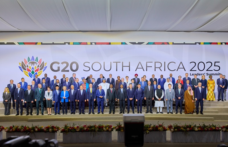 이재명 대통령이 22일(현지시간) 남아프리카공화국 나스렉 엑스포센터에서 열린 주요 20개국(G20) 정상회의에서 G20 회원국 및 초청국 정상, 국제기구 수장들과 함께 기념촬영을 하고 있다.[공동취재 제공. 재판매 및 DB 금지](사진=저작권자(c) 연합뉴스, 무단 전재-재배포 금지)