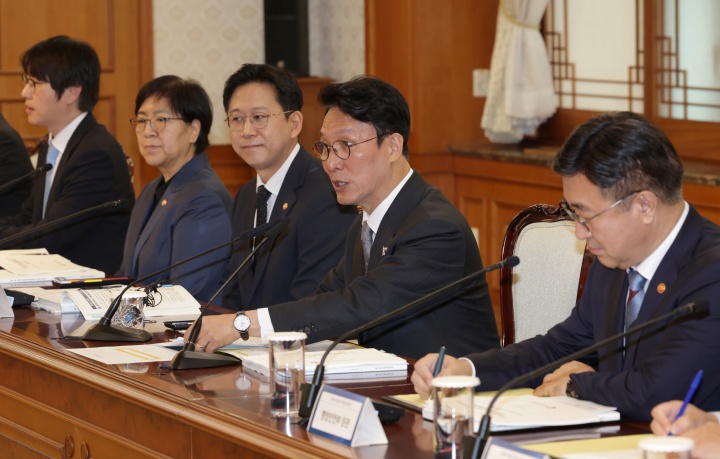 김민석 국무총리가 24일 오전 서울 종로구 정부서울청사에서 열린 과학기술관계장관회의에서 발언하고 있다. 왼쪽부터 하정우 대통령실 AI미래기획수석, 정은경 보건복지부장관, 배경훈 과기부총리 겸 과학기술정보통신부 장관배 부총리, 김민석 국무총리, 윤호중 행정안전부 장관. 2025.11.24. (ⓒ뉴스1, 무단 전재-재배포 금지)