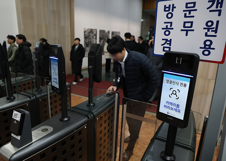 서울 종로구 정부서울청사에서 공무원들이 점심식사를 위해 이동하는 모습. 2025.2.10 (ⓒ뉴스1, 무단 전재-재배포 금지)