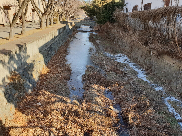 2019년 1월 '용산기지 버스 투어'에 참가하면서 바라본 용산기지 내 만초천.