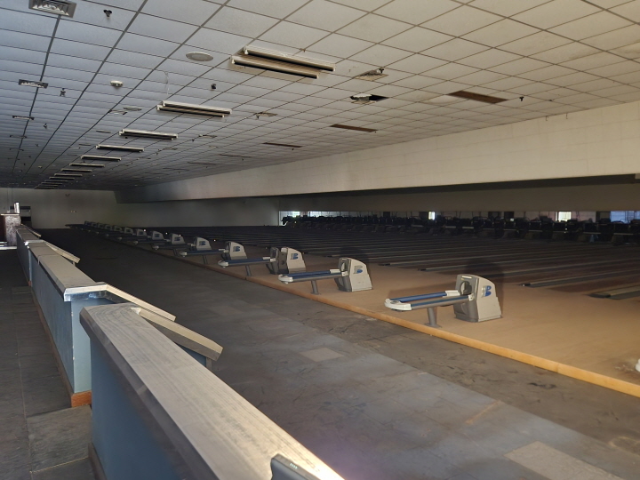 미군 여가생활의 일부를 보여주는 볼링장의 내부.