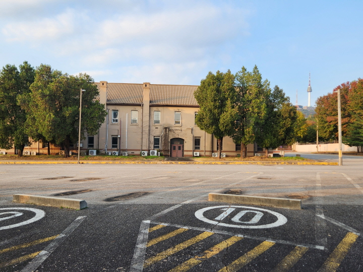 셔틀버스 정류장의 흔적이 바닥에 숫자로 남아 있다.