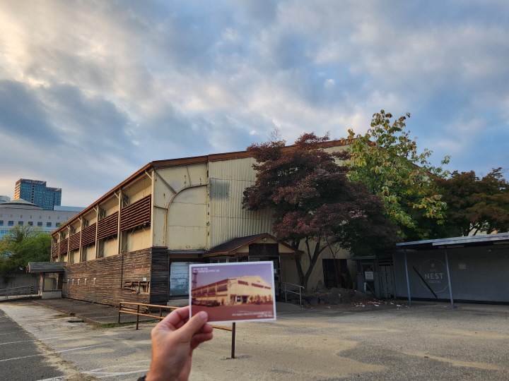 서울프렌드쉽 아케이드의 과거 사진과 현재 모습을 비교해서 볼 수 있다.