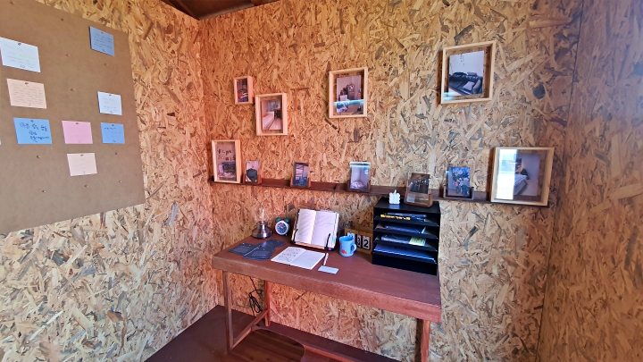 청년의 고립 경험을 기록과 전시로 드러낸 '고립과 은둔의 방' 내부.