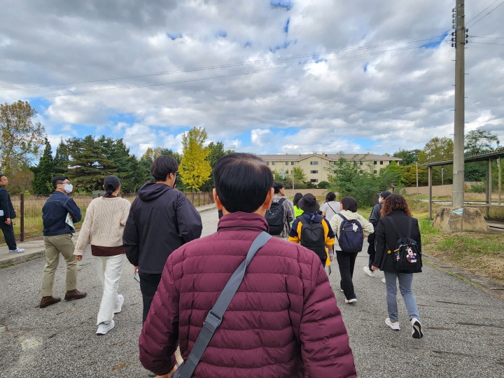 '용산공원 미개방 부지 도보 투어' 참가자들은 해설사의 설명을 들으면서 걸었다.
