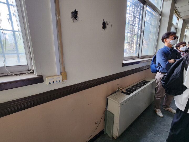 용산기지 건물은 미국식 생활의 단면을 보여준다. 벽면에 난방기가 있다.