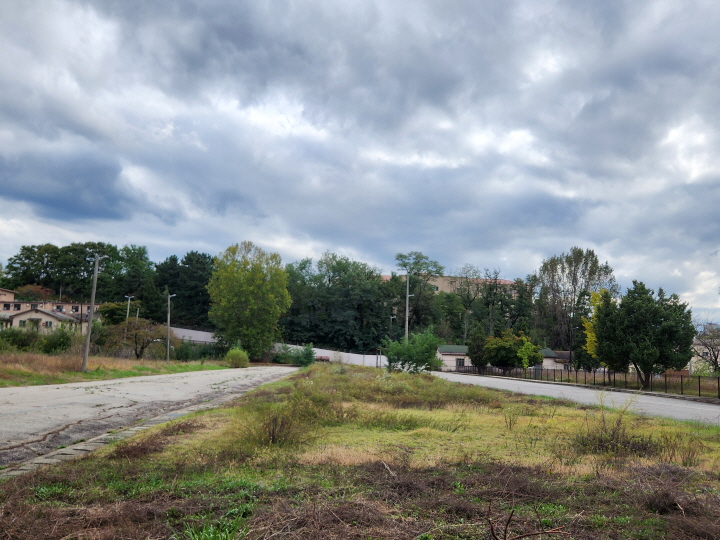 캠프 코이너에 군사 훈련하면서 야영 텐트를 쳤던 드넓은 공간이 있다.