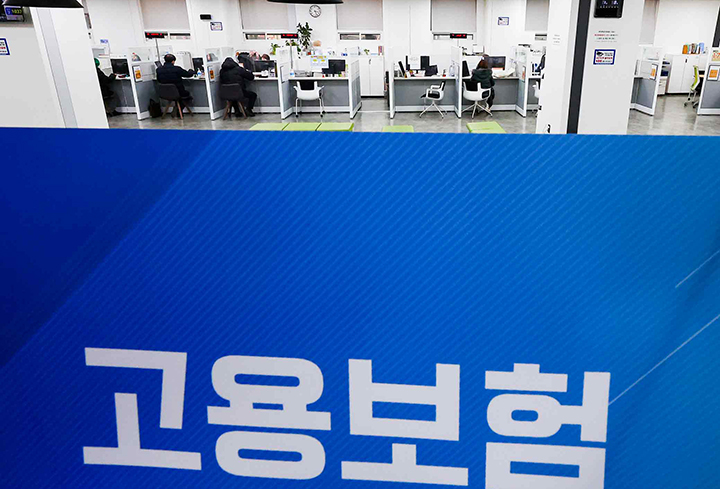 서울 마포구 서울서부고용복지플러스센터에서 시민들이 구직 상담을 받고 있다. 2024.1.8 (사진=저작권자(c) 연합뉴스, 무단 전재-재배포 금지)