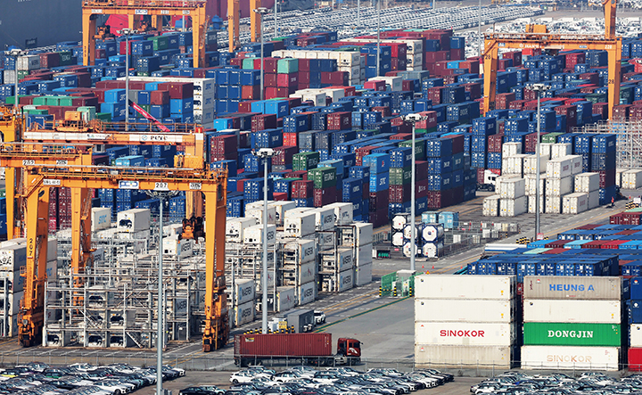 30일 경기도 평택항에 컨테이너가 쌓여 있다. 2025.10.30 (사진=저작권자(c) 연합뉴스, 무단 전재-재배포 금지)