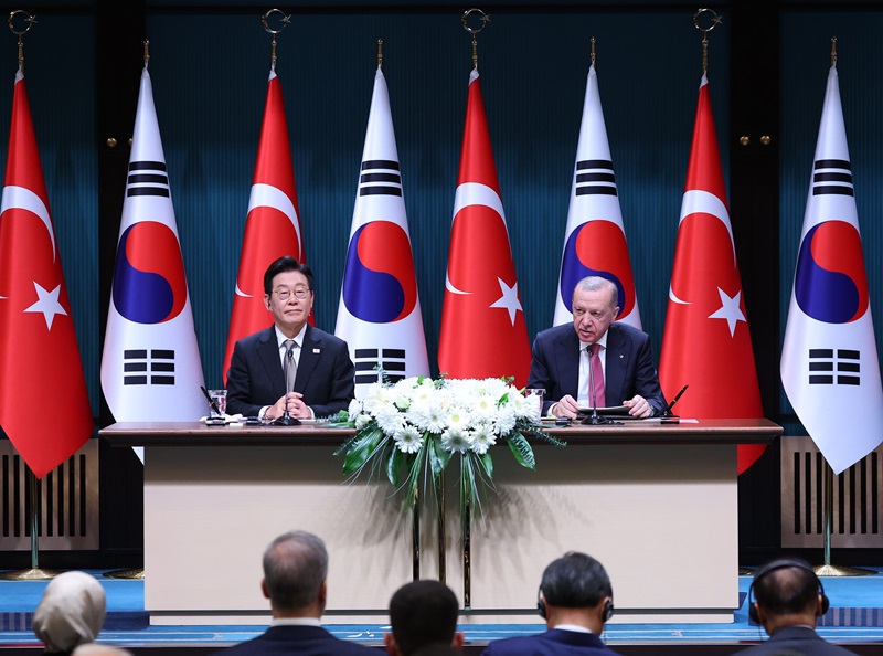 이재명 대통령과 레제프 타이이프 에르도안 튀르키예 대통령이 24일(현지시간) 튀르키예 앙카라 대통령궁에서 공동언론발표를 하고 있다. 2025.11.25(사진=저작권자(c) 연합뉴스, 무단 전재-재배포 금지)