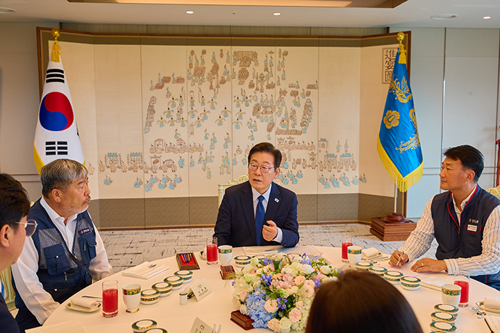 이재명 대통령이 서울 용산 대통령실 청사에서 열린 양대 노총 위원장과 오찬 간담회에서 양경수 민주노총 위원장(오른쪽), 김동명 한국노총 위원장과 대화하고 있다. 2025.9.4 (ⓒ뉴스1, 무단 전재-재배포 금지)