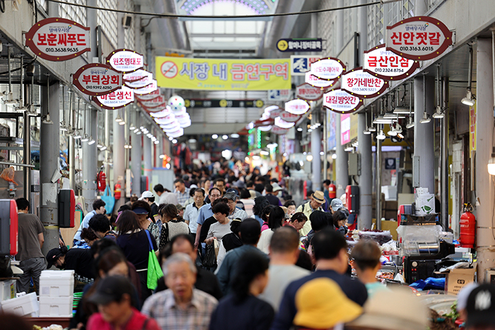 광주 북구 우산동 말바우시장 일대가 차례상을 차리기 위한 시민들로 북적이고 있다. 2025.10.2 (ⓒ뉴스1, 무단 전재-재배포 금지)