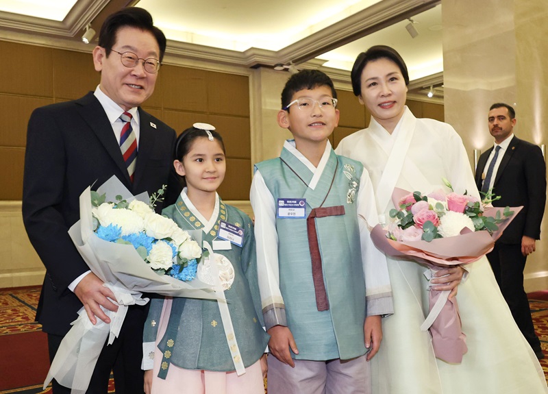 튀르키예를 국빈 방문 중인 이재명 대통령과 김혜경 여사가 25일(현지시간) 앙카라의 한 호텔에서 열린 동포·지상사 간담회에서 화동과 기념촬영을 하고 있다. 2025.11.25(사진=저작권자(c) 연합뉴스, 무단 전재-재배포 금지)