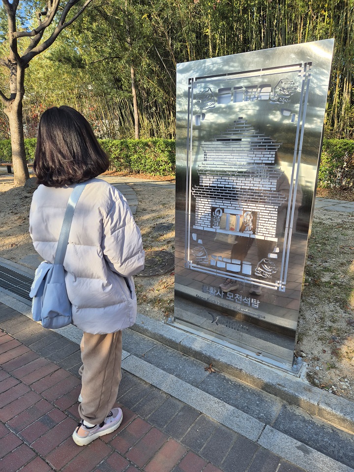 관광지 전시물마다 APEC 로고 부착.