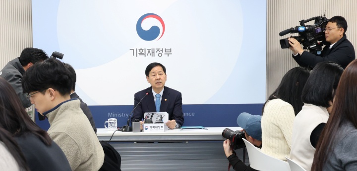 구윤철 경제부총리 겸 기획재정부 장관이 26일 세종시 정부세종청사 기자실에서 출입기자단 기자 간담회를 열고 외환시장 등 최근 경제상황 관련 내용을 설명하고 있다.(ⓒ뉴스1, 무단 전재-재배포 금지)